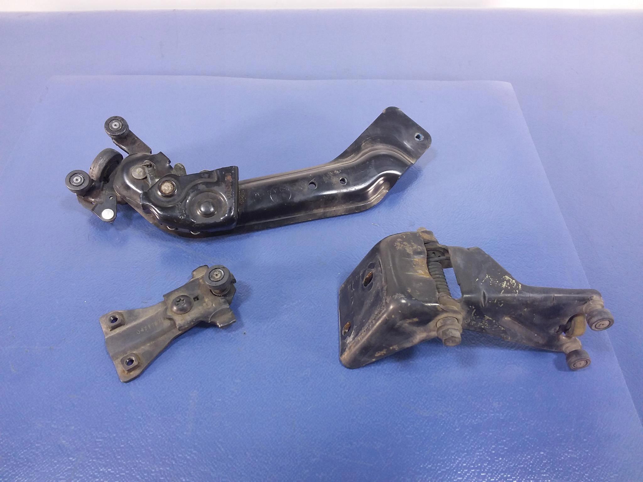 CARAVAN IV НАПРАВЛЯЮЩИЕ РОЛИКА ЛЕВОЙ БОКОВОЙ ДВЕРИ