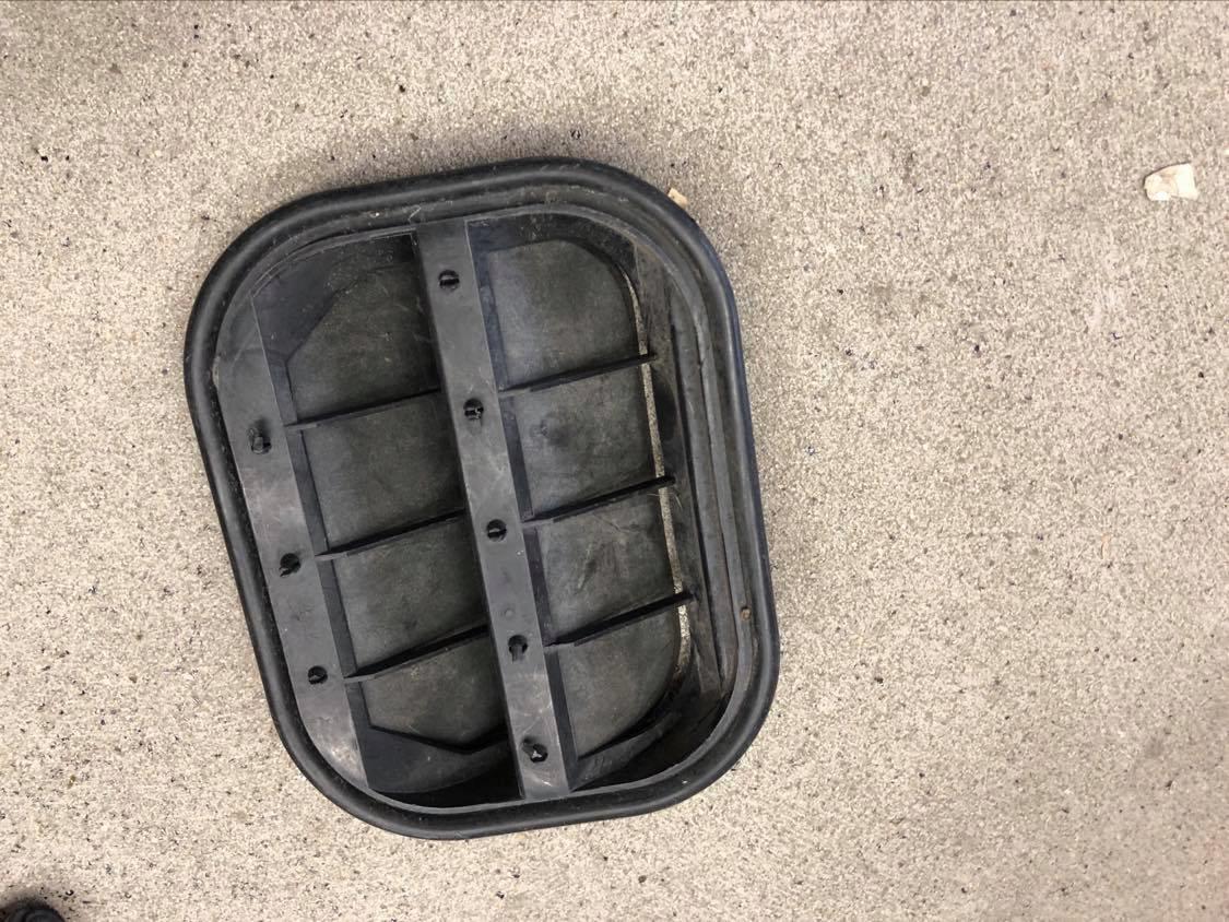 3V0821111B - CHEVROLET CORVETTE C6 05-13 решетка крыла вентиляторов