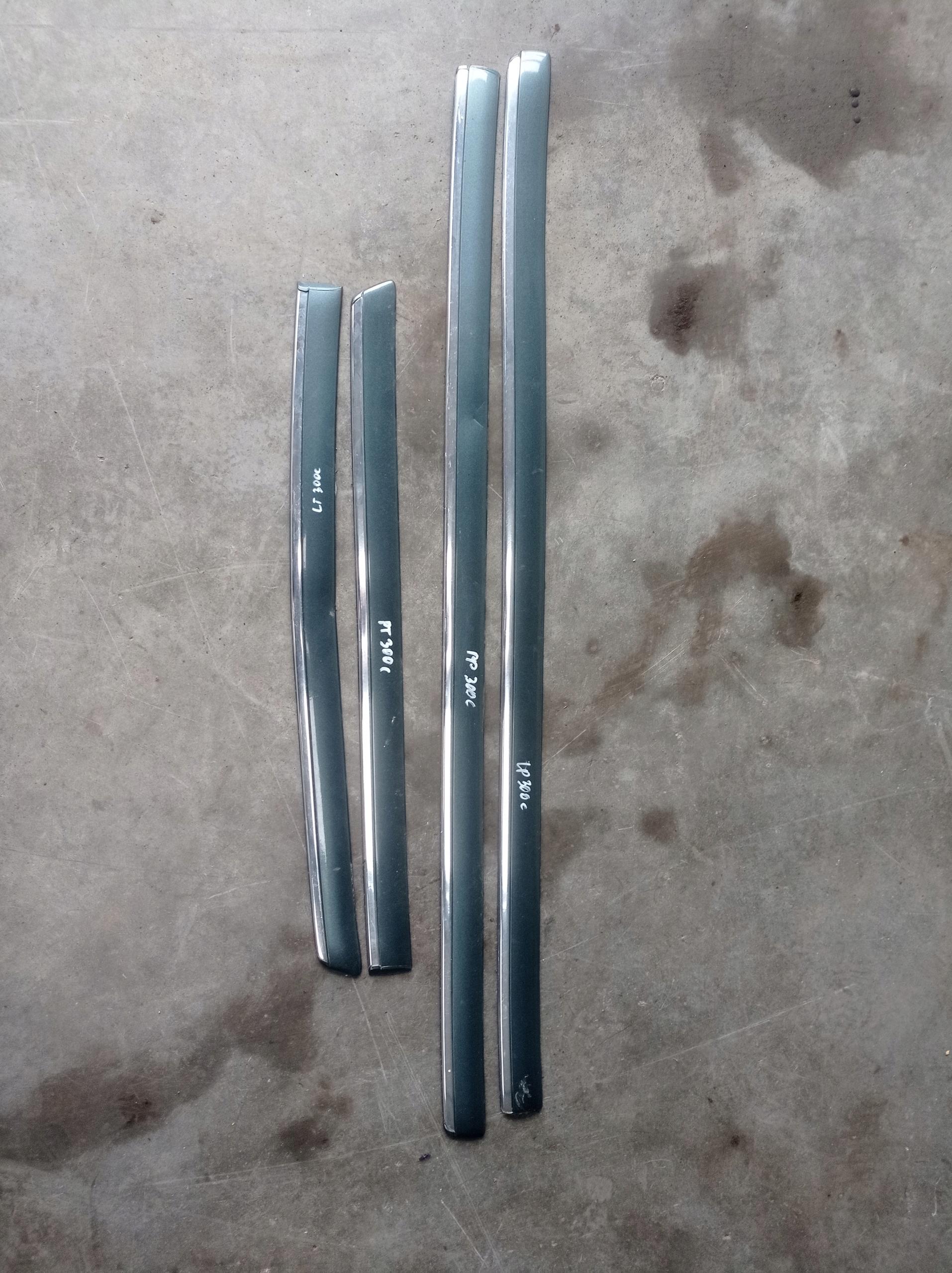 CHRYSLER 300C МОЛДИНГИ ДВЕРІ ЛІВИЙ ЗАДНІЙ