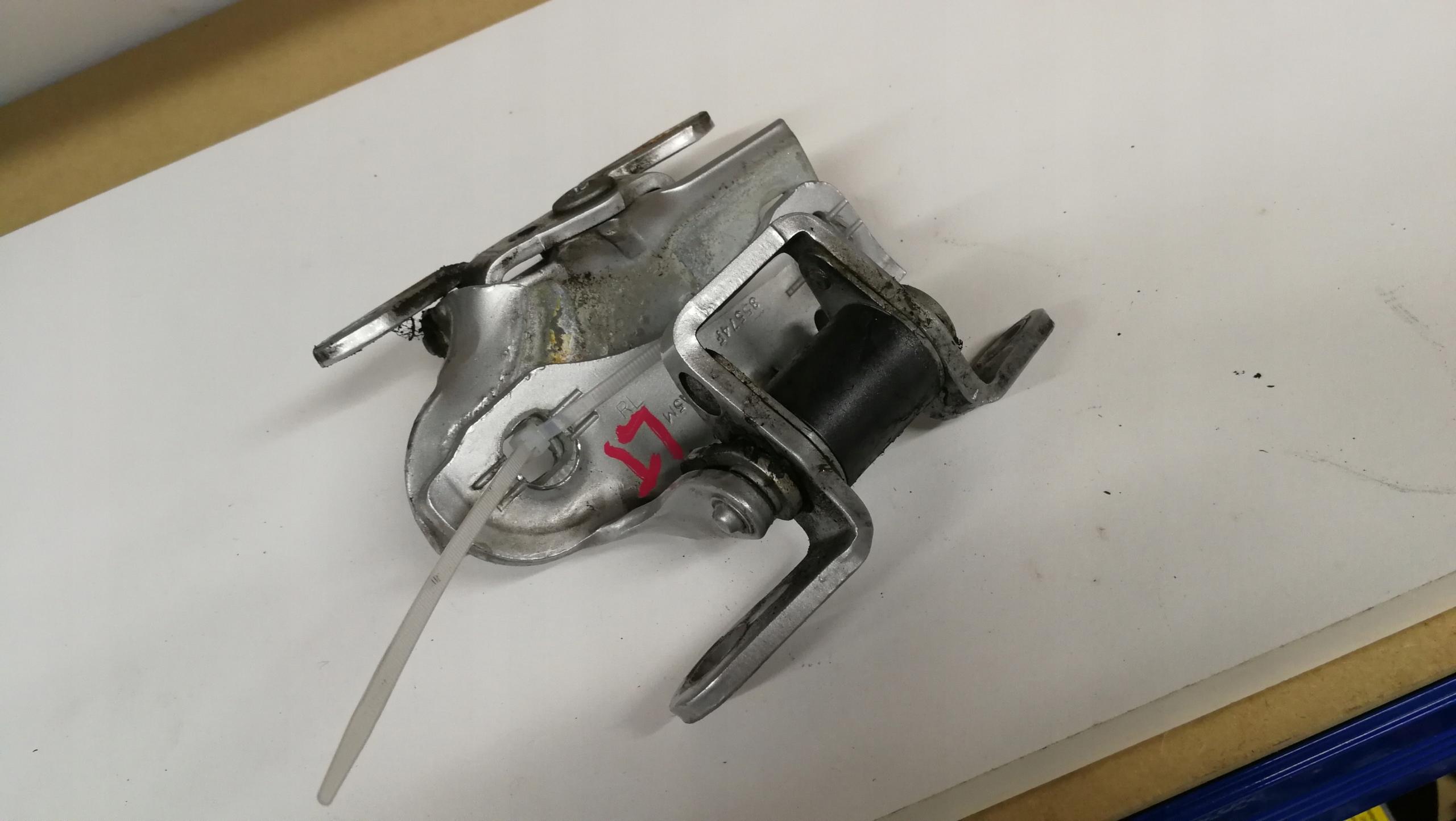 CHRYSLER 300C ДВЕРНІ ПЕТЛІ ЗАДНІ ЛІВІ СРІБЛЯСТІ