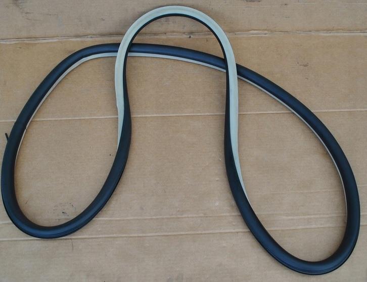 X7 - CITROEN C5 III прокладка кузова передня права