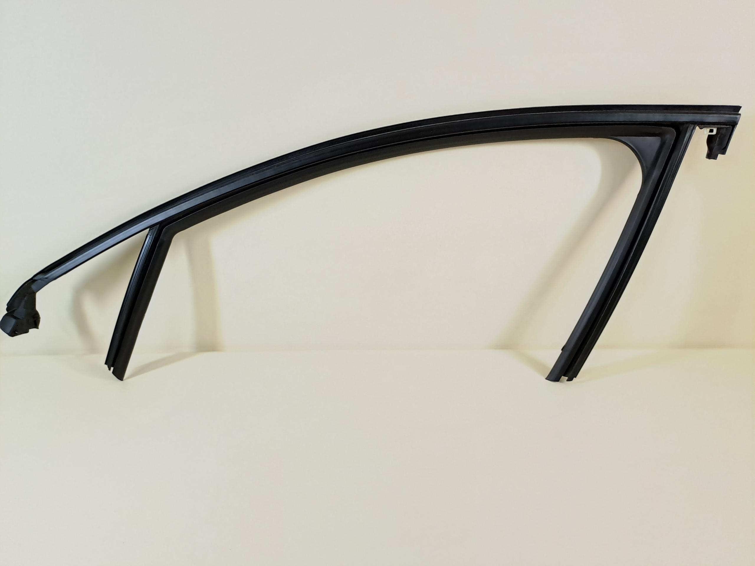 9823226680 - CORSA F 21R ліва прокладка напрямна скла передня