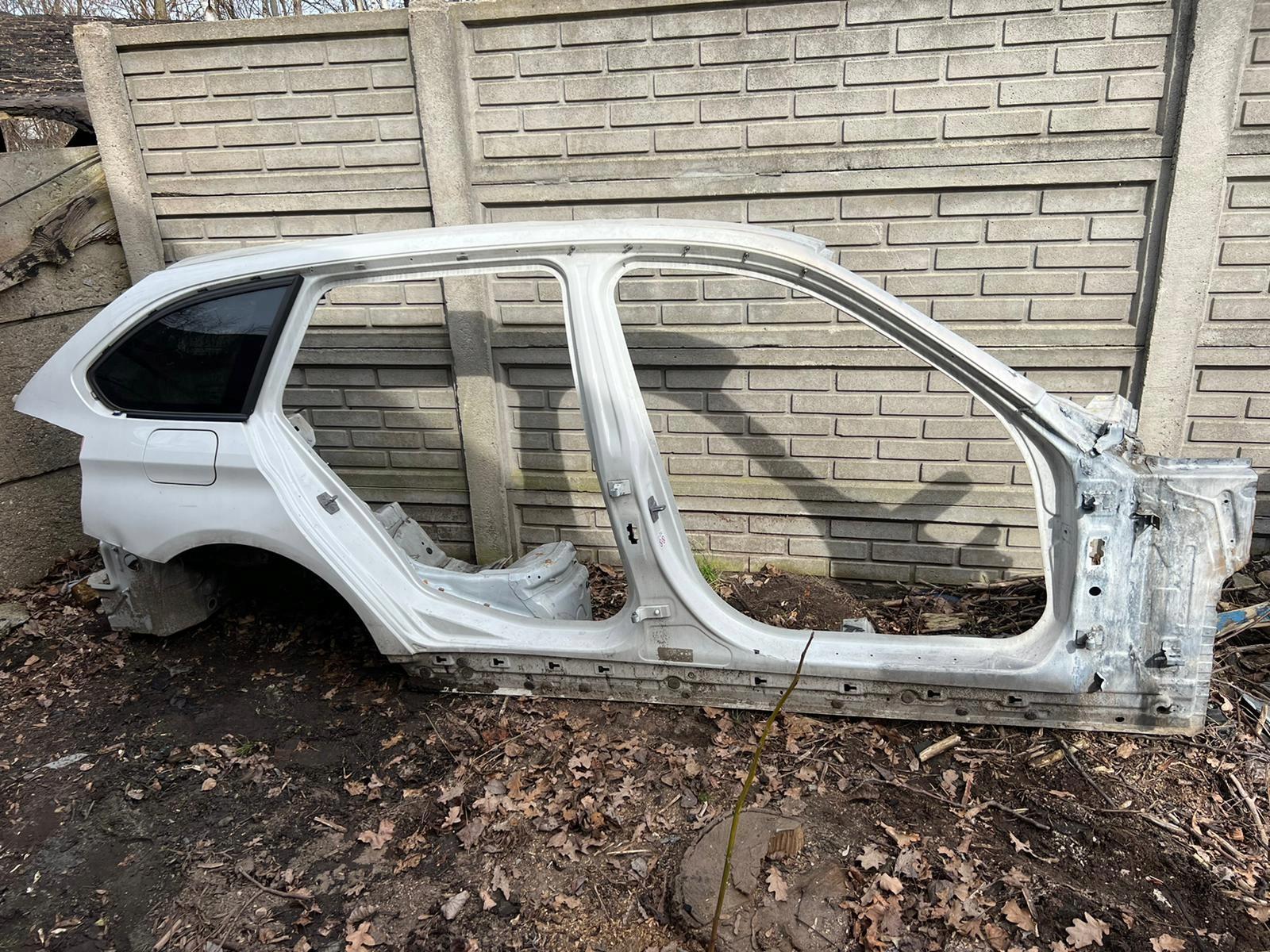 Чверть права сторона BMW 3 F31