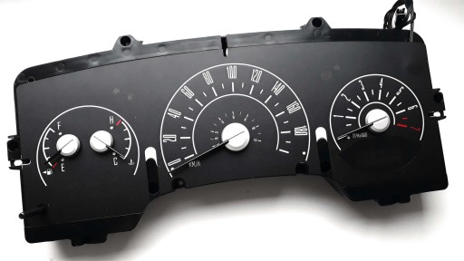 Одометр Chevrolet Aspen показывает часы INDIGLO