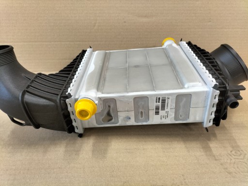 Радіатор інтеркулера A1330900014 Mercedes-Benz