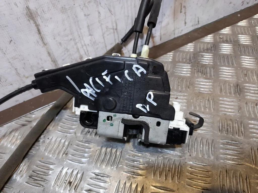 P68175234AA - Chrysler Pacifica 2017 передняя правая сторона замки