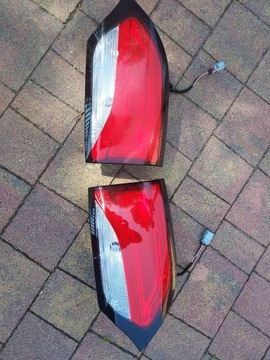 Чернокожие задние лампы Chrysler Pacific. Свет от багажного клапана