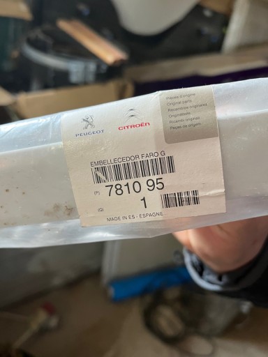 Citroen / Peugeot OE 781095 защитная панель передних фар