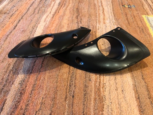 Базовый бампер Corvette C6, треугольная впускная пара слева и справа