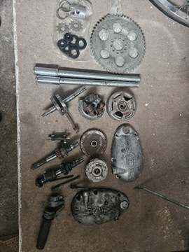 Деталі двигуна. Замок запалювання забезпечений насосом Romet Komar