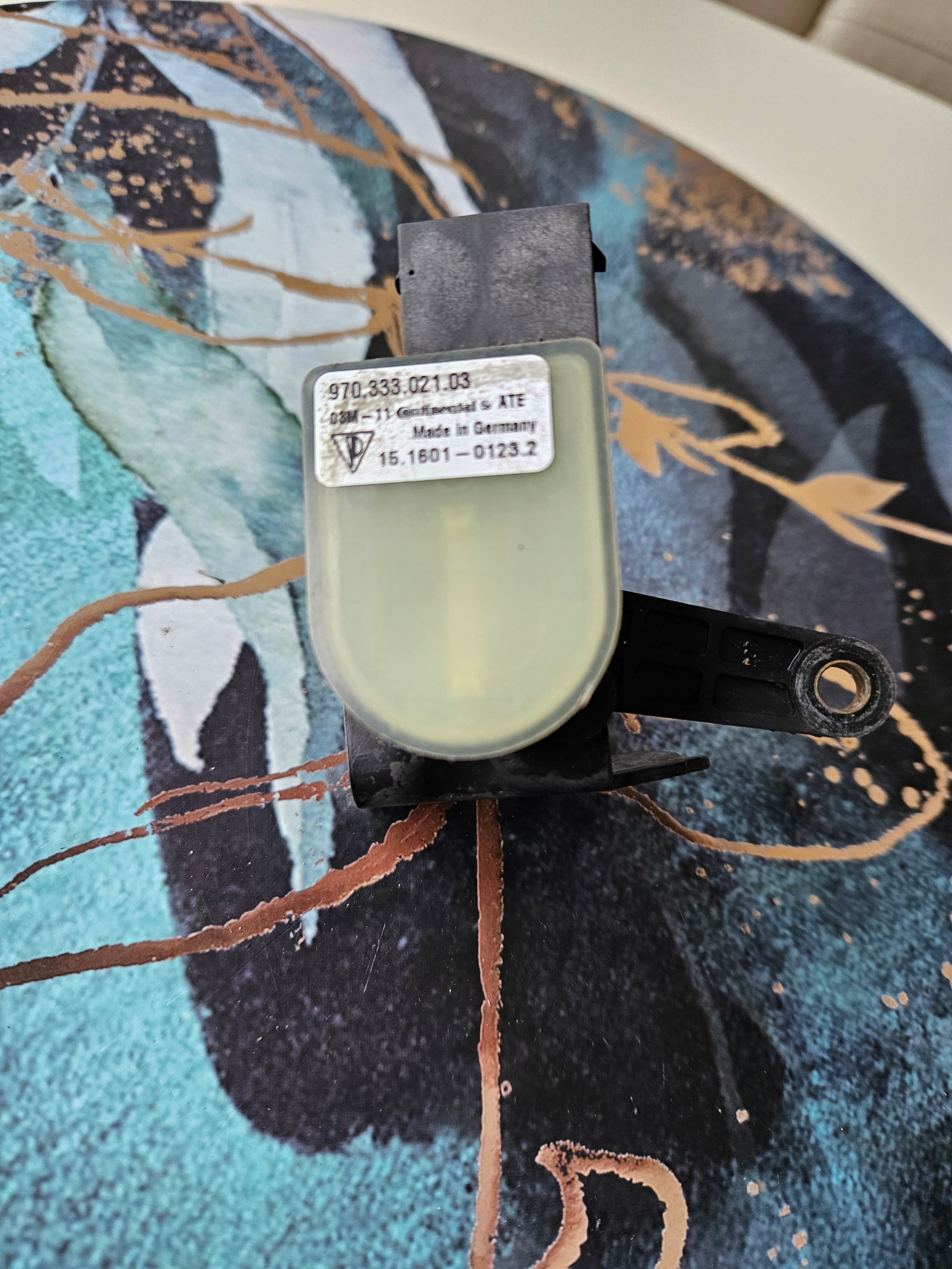 Датчик рівня підвіски Panamera 97033302103