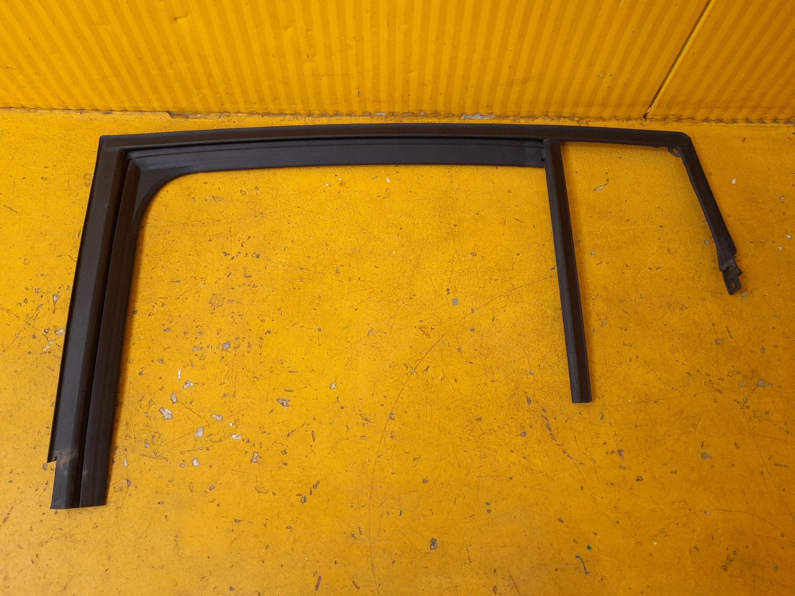 823319427R - Dacia SANDERO III 21R. ущільнювач двері лівий задній