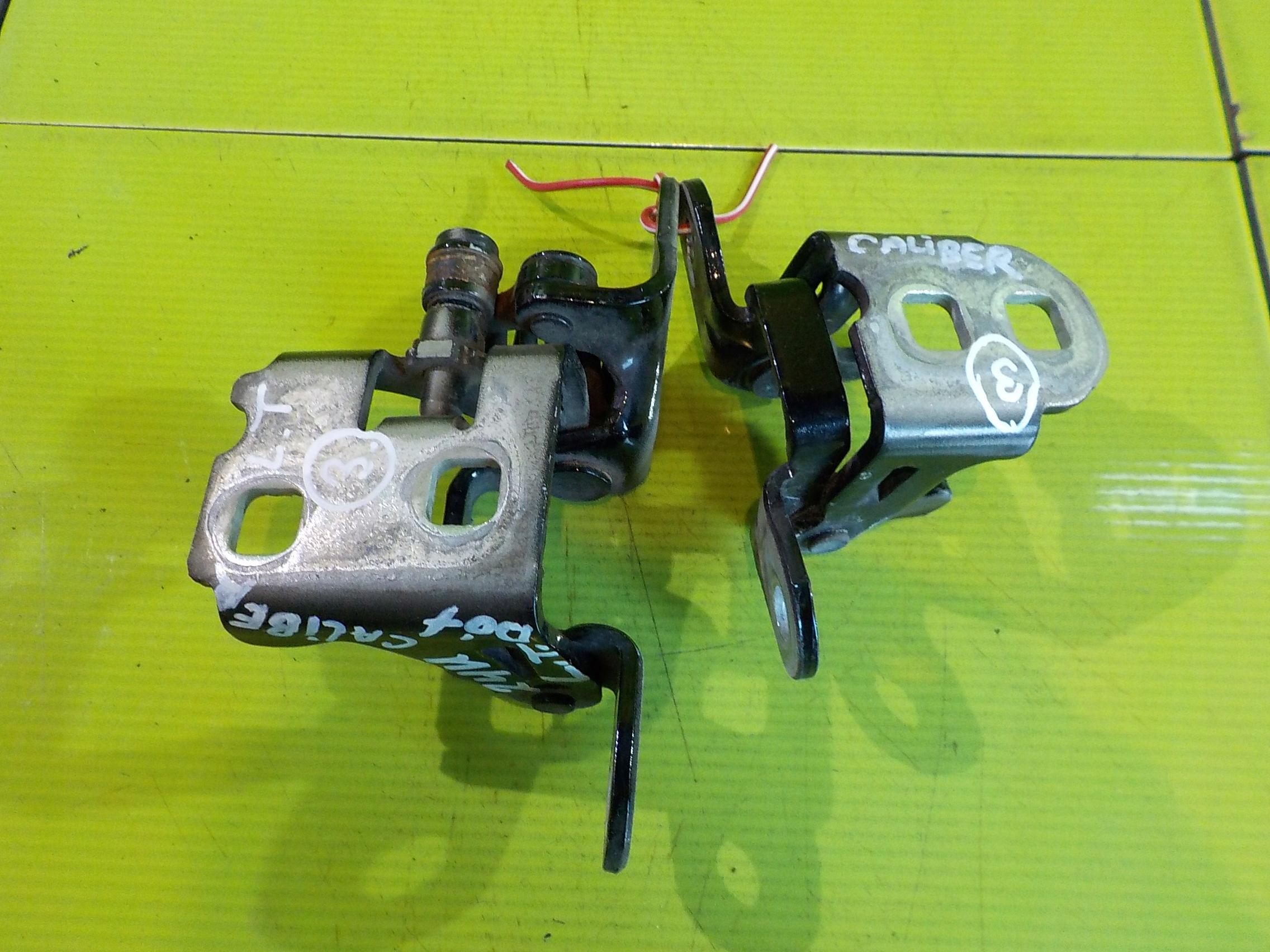 Dodge CALIBER 06R Дверні петлі лівий задній