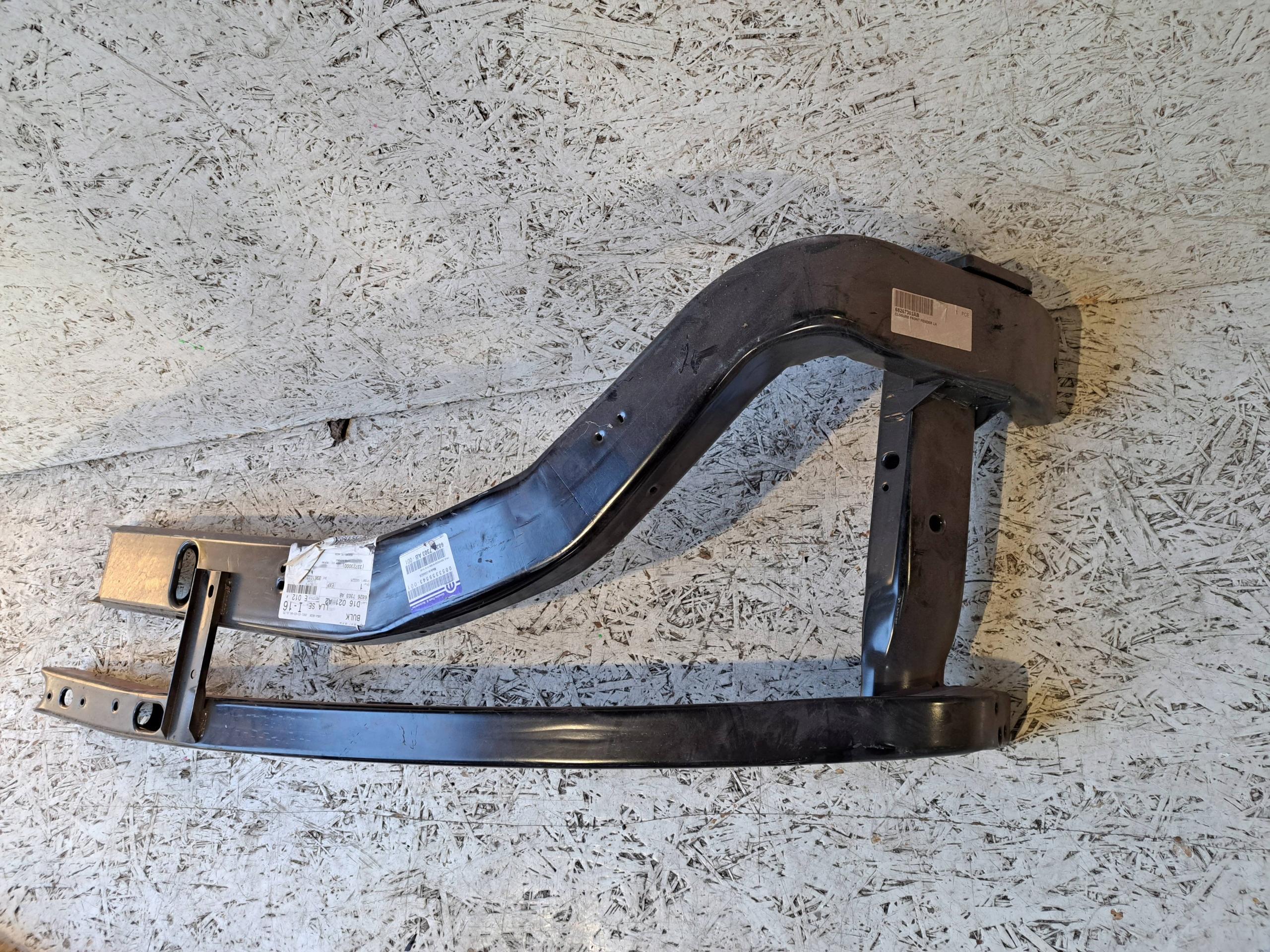 DODGE RAM 68267303AB КРЕПЛЕНИЕ КРЫЛА ЛЕВОЕ