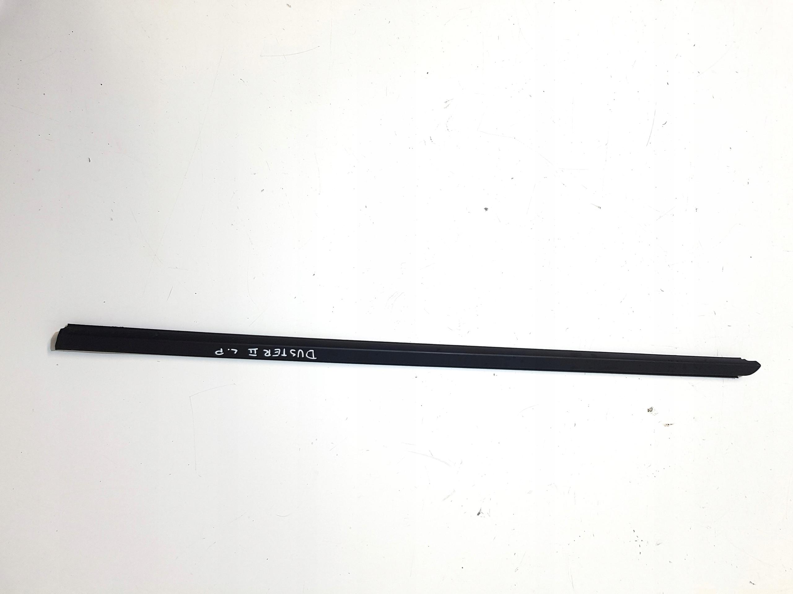 DUSTER II скребок двери передний левый 20р.