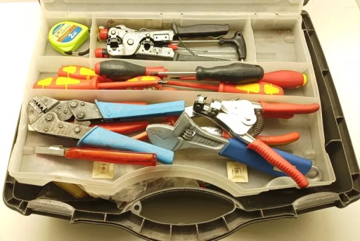 ВЕЛИКИЙ НАБІР РУЧНИХ ІНСТРУМЕНТІВ ДЛЯ ЕЛЕКТРИКА