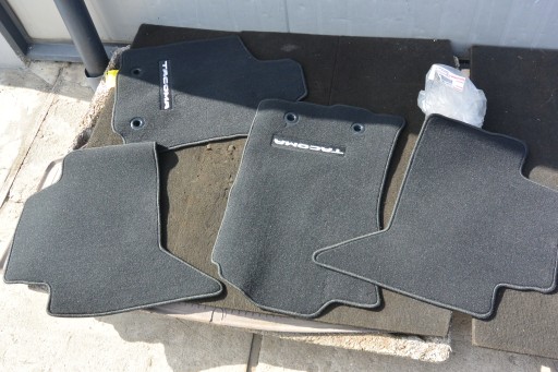 ЧЕРНЫЕ ВЕЛЮРОВЫЕ КОВРИКИ TOYOTA TACOMA N300 18-23 КОМПЛЕКТ