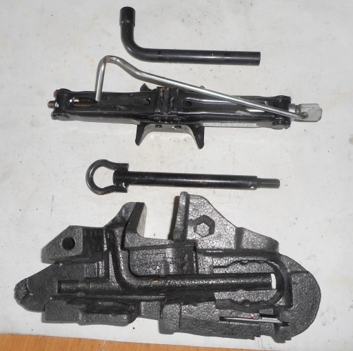 Dacia Sandero I домкрат с крючком для ключей 8200858025