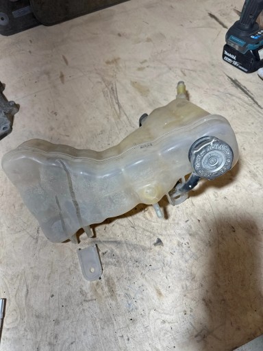 KCI100 - Розширювальні бачки Dodge Challenger 2016 року