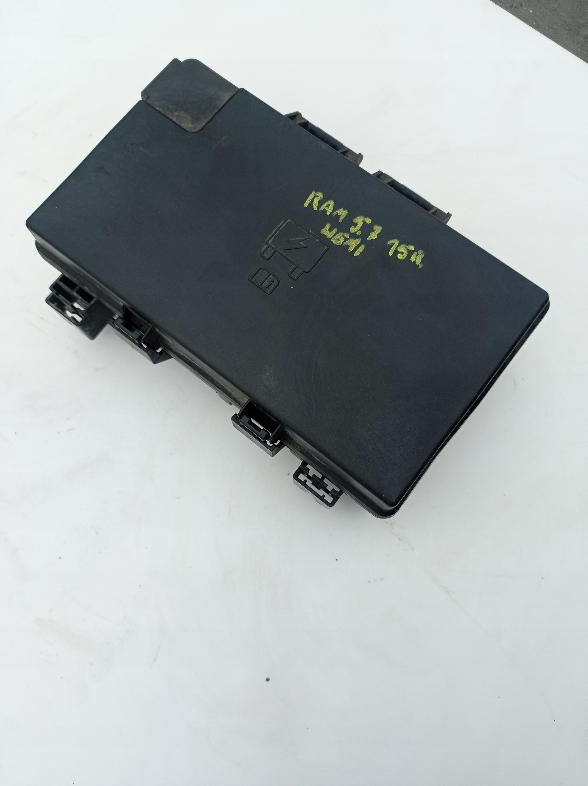 P68243257ab - Dodge Ram 09-17 - блок запобіжників 68243257AB