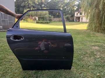 Дверь автомобиля