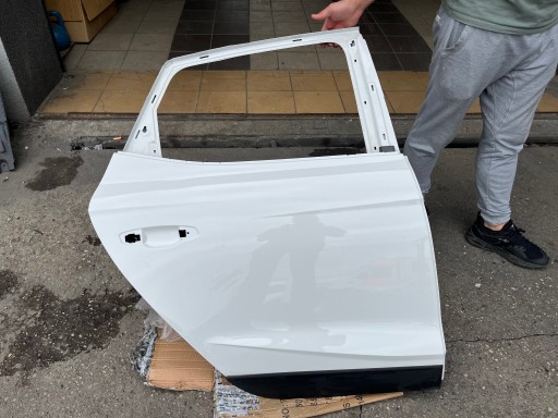 6f9833312 - Праві двері задні арона в кольорі