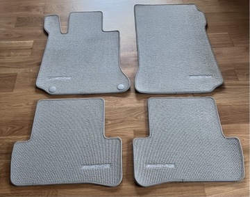 Комплект из 4 ковриков для Mercedes W204 AMG, бежевый, идеальное состояние.