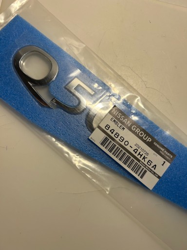 ЭМБЛЕМА INFINITI Q50 OE 84890-4HK6A