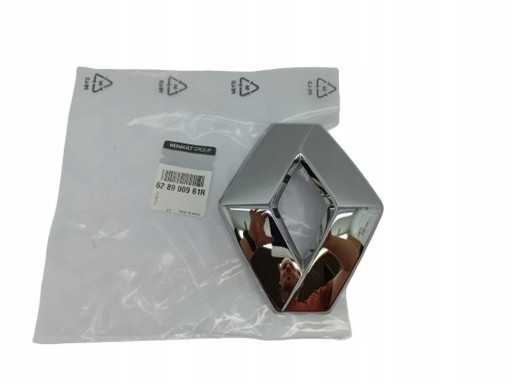 628900961R - ЕМБЛЕМА ЛОГОТИП БАМПЕР БЕЙДЖ Решітка ПЕРЕДНЯ RENAULT CLIO V CAPTUR II OE