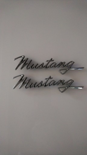 ЕМБЛЕМА, НАПИС FORD MUSTANG НА ХРОМОВОМУ КРИЛІ