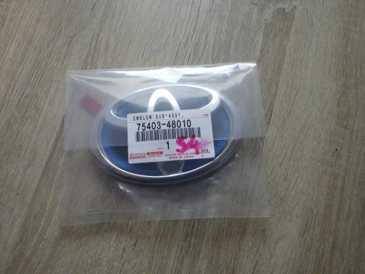 75310-52170 - ЭМБЛЕМА НА ЗАДНЕЙ ДВЕРИ TOYOTA CAMRY HYBRID PRIUS 75403-48010