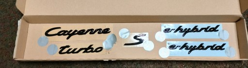 9Y0 - ЭМБЛЕМА ЗНАК PORSCHE CAYENNE 9Y TURBO S ЛОГОТИП