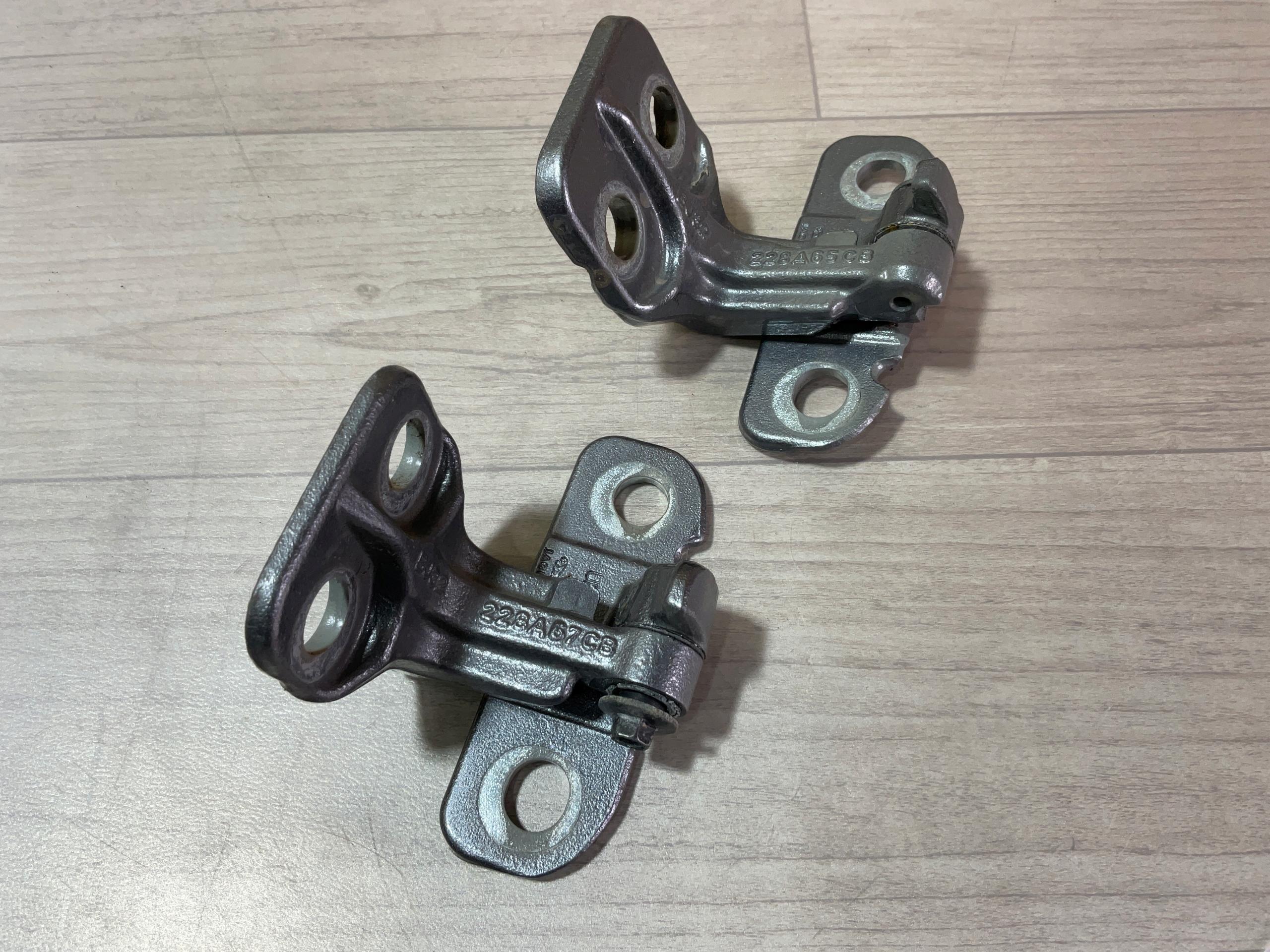 BJ32-228A6 - Evoque II l551 лівий передній дверний шарнір в зборі