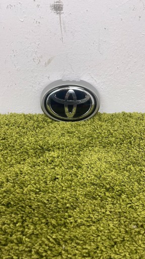 53143-60040 - Эмблема Логотип Значок под радаром Toyota Cruiser J150 09 — ОРИГИНАЛЬНАЯ ИГЛА