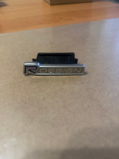 Эмблема-логотип R-Design для решетки радиатора Volvo OE 31290606