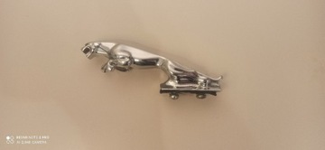 Емблема значка Ягуар на капоті, як нова