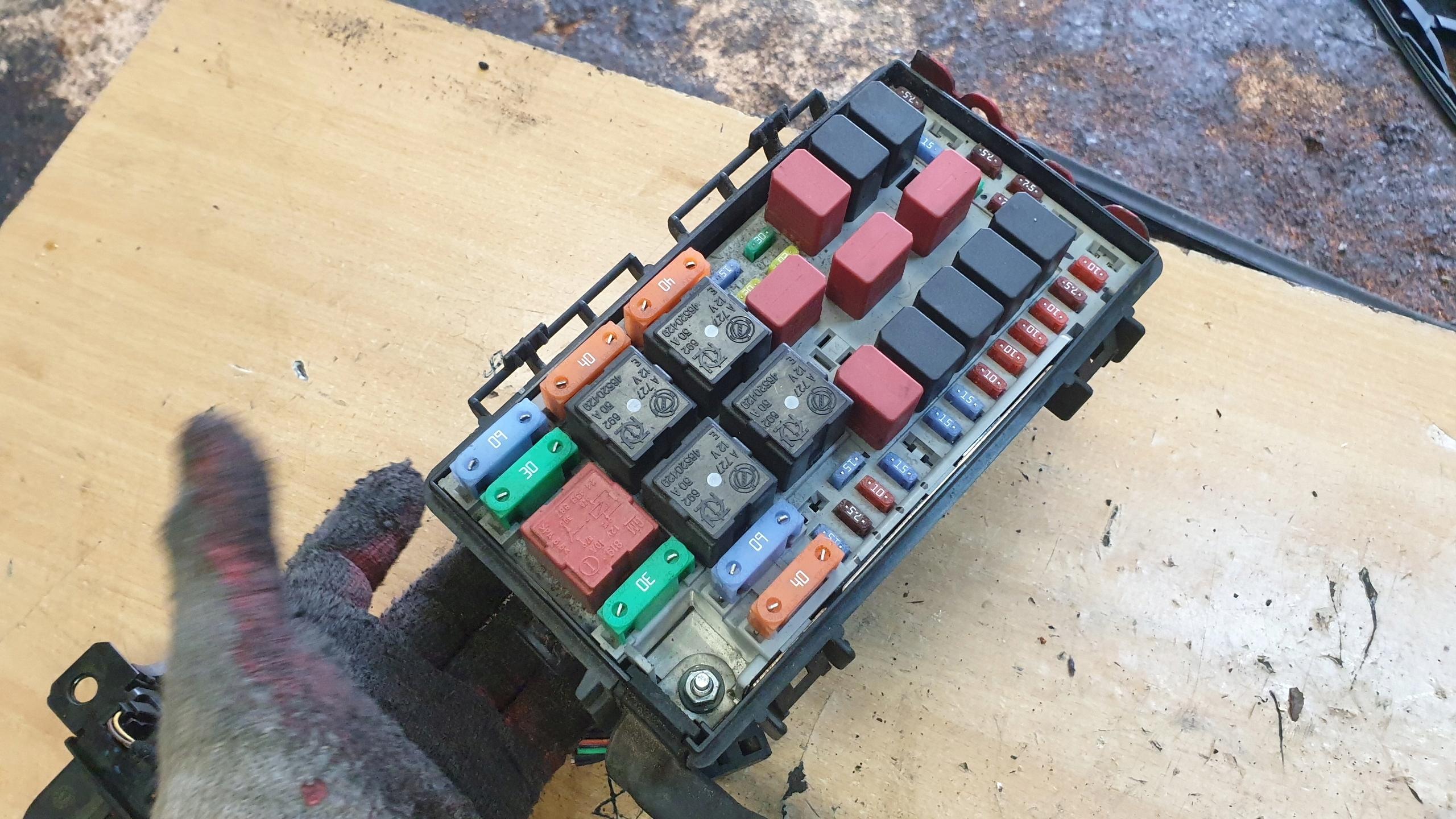 PUN44 - FIAT GRANDE PUNTO БЛОК ПРЕДОХРАНИТЕЛЕЙ 1.3 M-JET