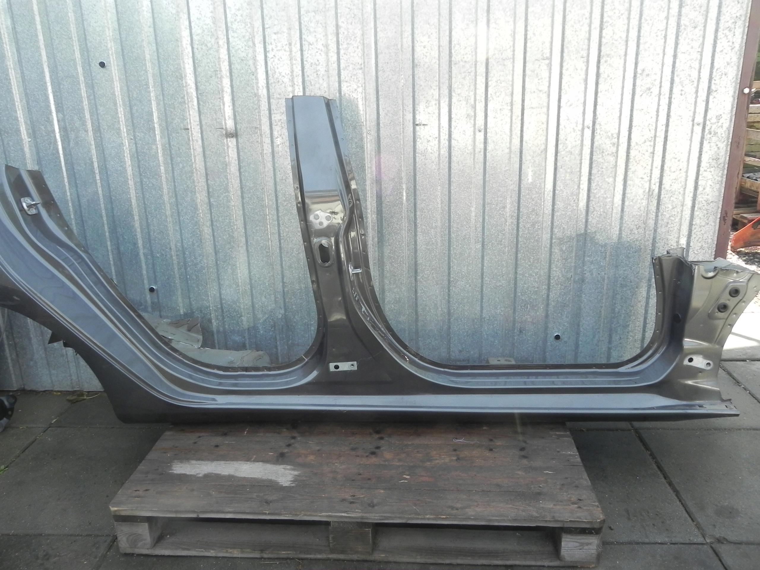 FORD FIESTA MK8 QH 5D PROG БРИЗГОВИКИ ПРАВИЙ