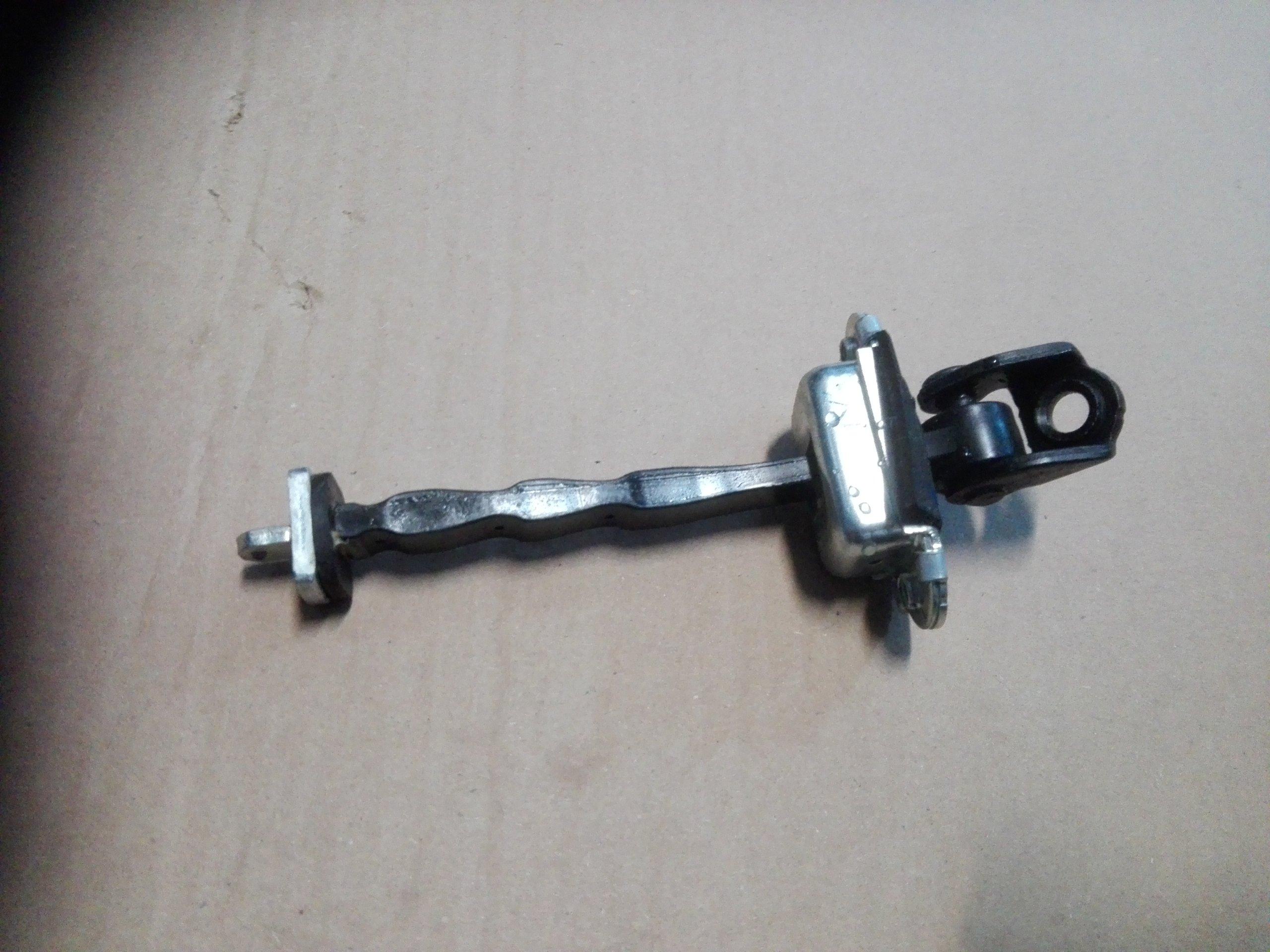 FORD KA PLUS ОБМЕЖУВАЧ ДВЕРЕЙ ЛІВИЙ ПЕРЕДНІЙ