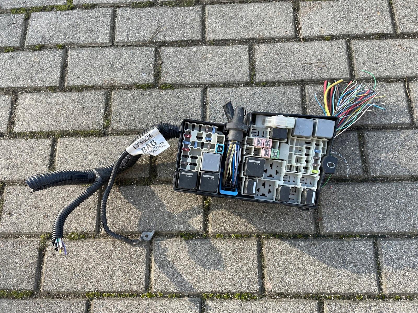 AV6T-14A067-AD - БЛОК ЗАПОБІЖНИКІВ FORD KUGA MK2 FOCUS MK3