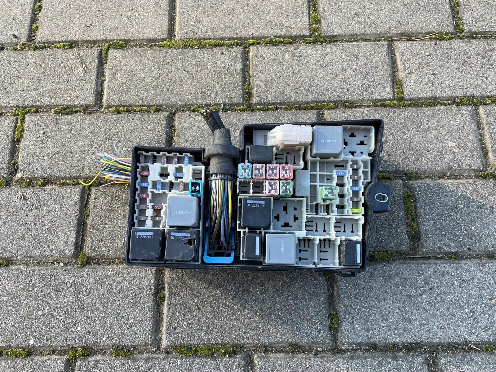 AV6T-14A142-AB, AV6T-14A067-AD - БЛОК ЗАПОБІЖНИКІВ FORD KUGA MK2