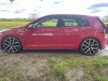 19-дюймовые диски с шинами GOLF 7.5 GTI.