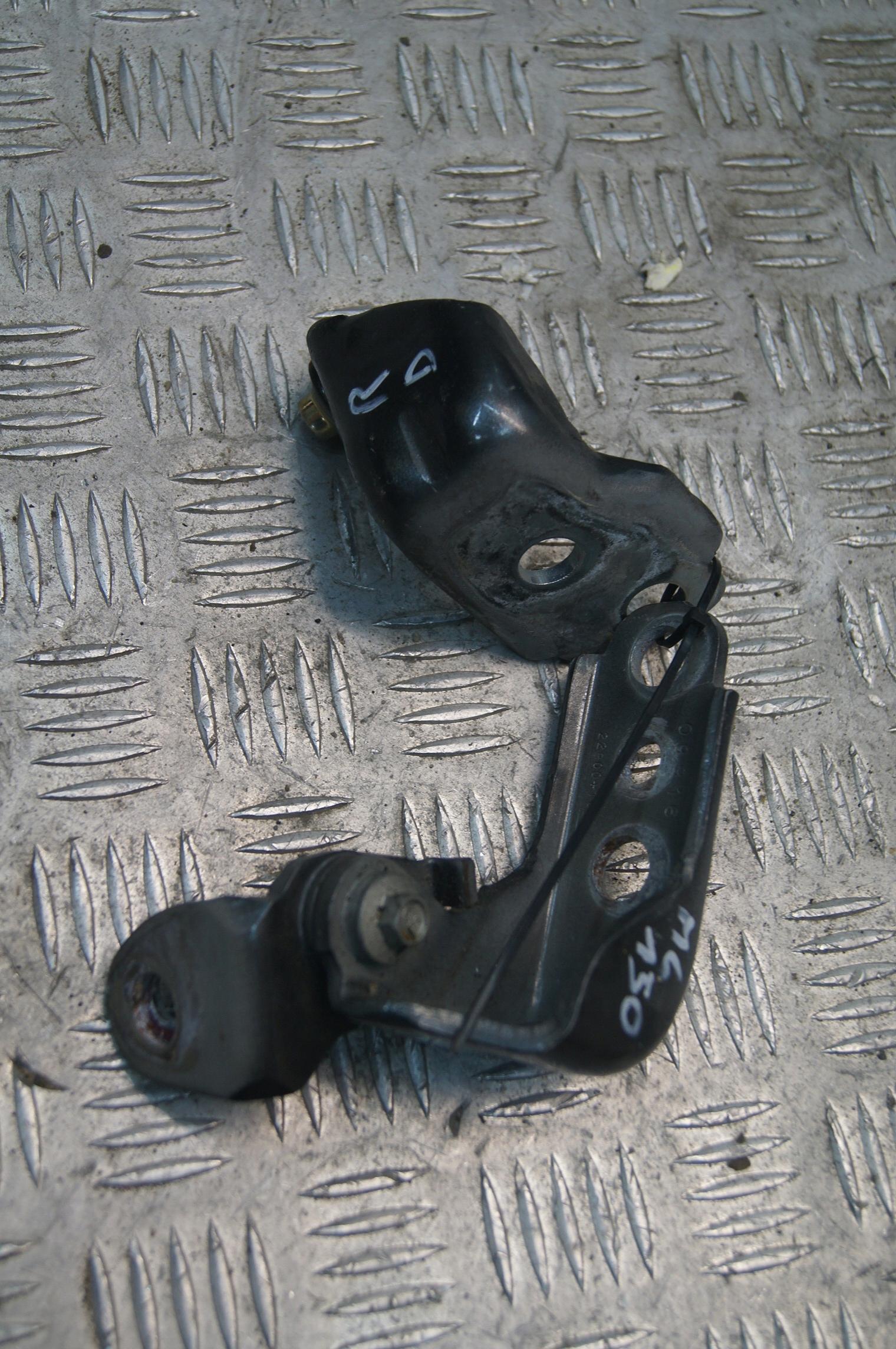 Ford Mustang VI петлі права дверна петля