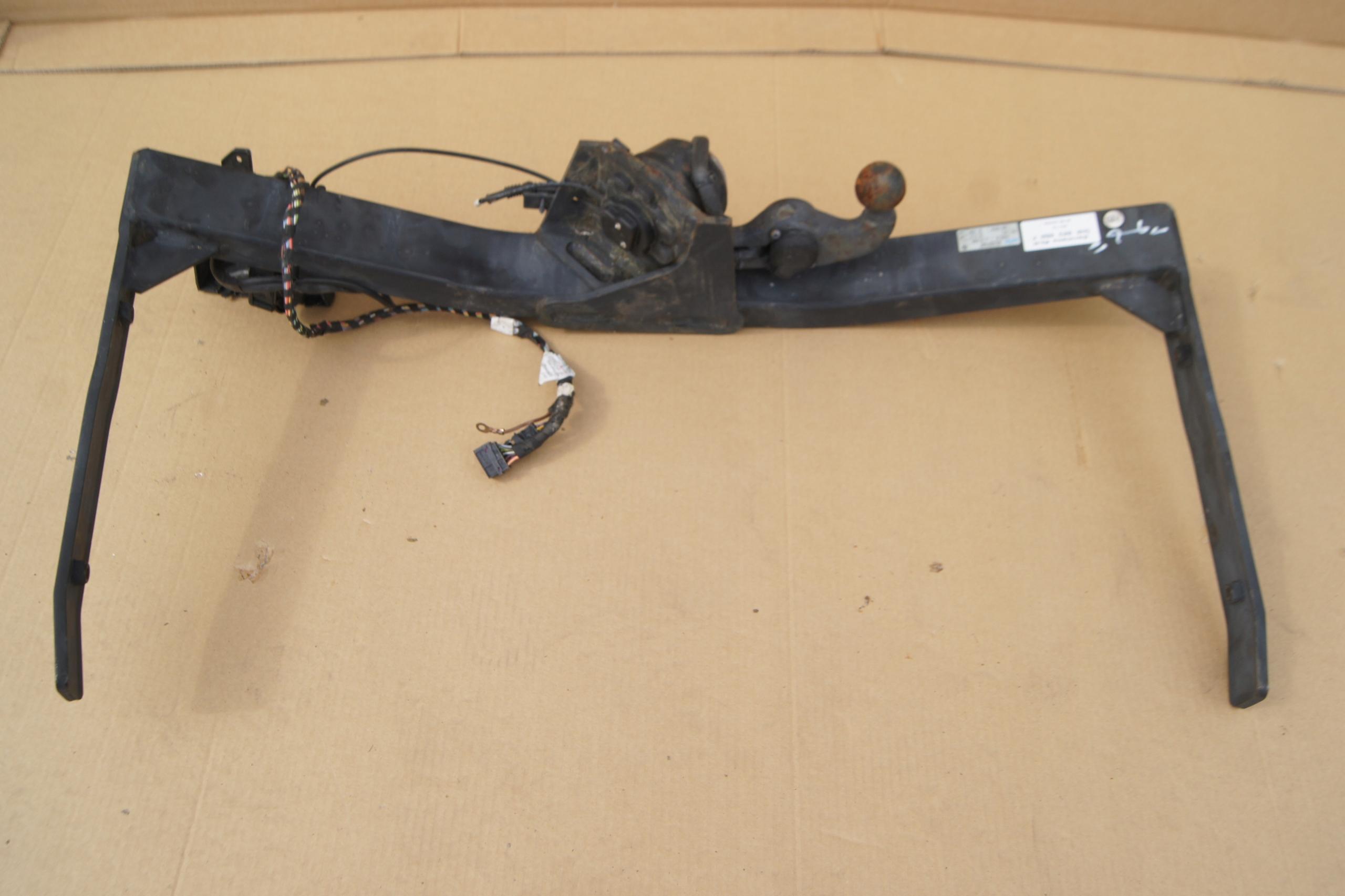 GD TIGUAN 5N0 ОТКИДНОЙ БУКСИРОВОЧНЫЙ КРЮК 5N0803880P