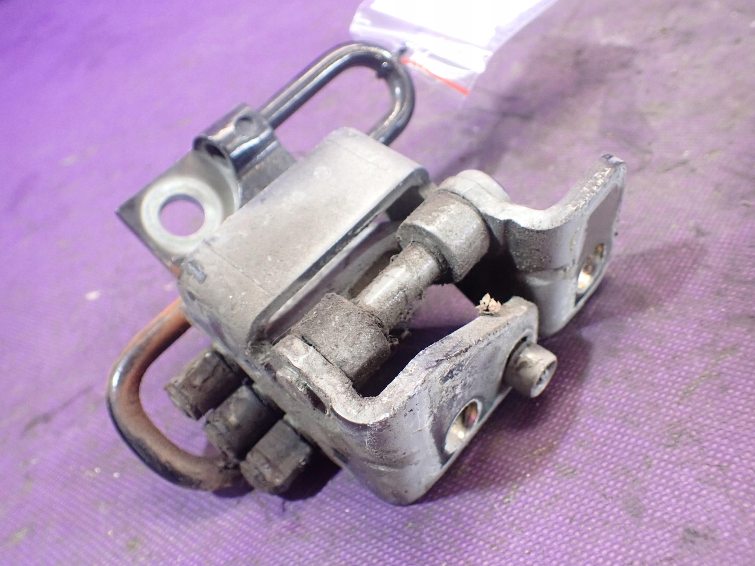 ГОЛЬФ V 3D ПЕТЛЯ ДВЕРІ ЛІВИЙ НИЖНІЙ 1K0831411N LC9Z