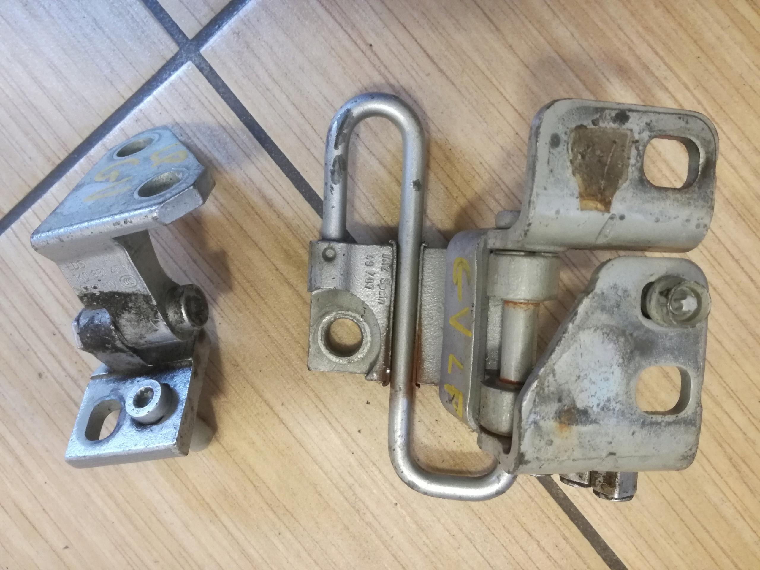 1K0831401 - GOLF V ДВЕРНІ ПЕТЛІ ЛІВИЙ ПЕРЕДНІЙ 1K0831411