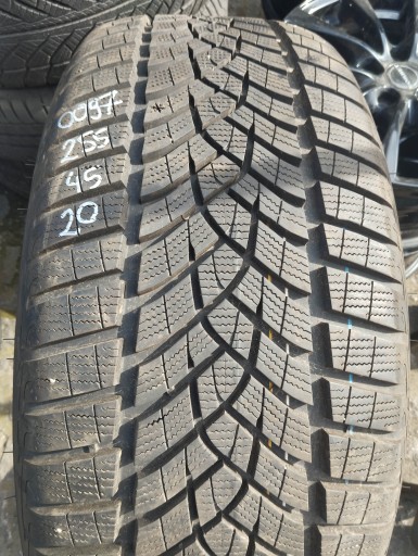 GOODYEAR ULTRA GRIP PERFORMANCE + 255 40 20 105T КАК НОВЫЙ