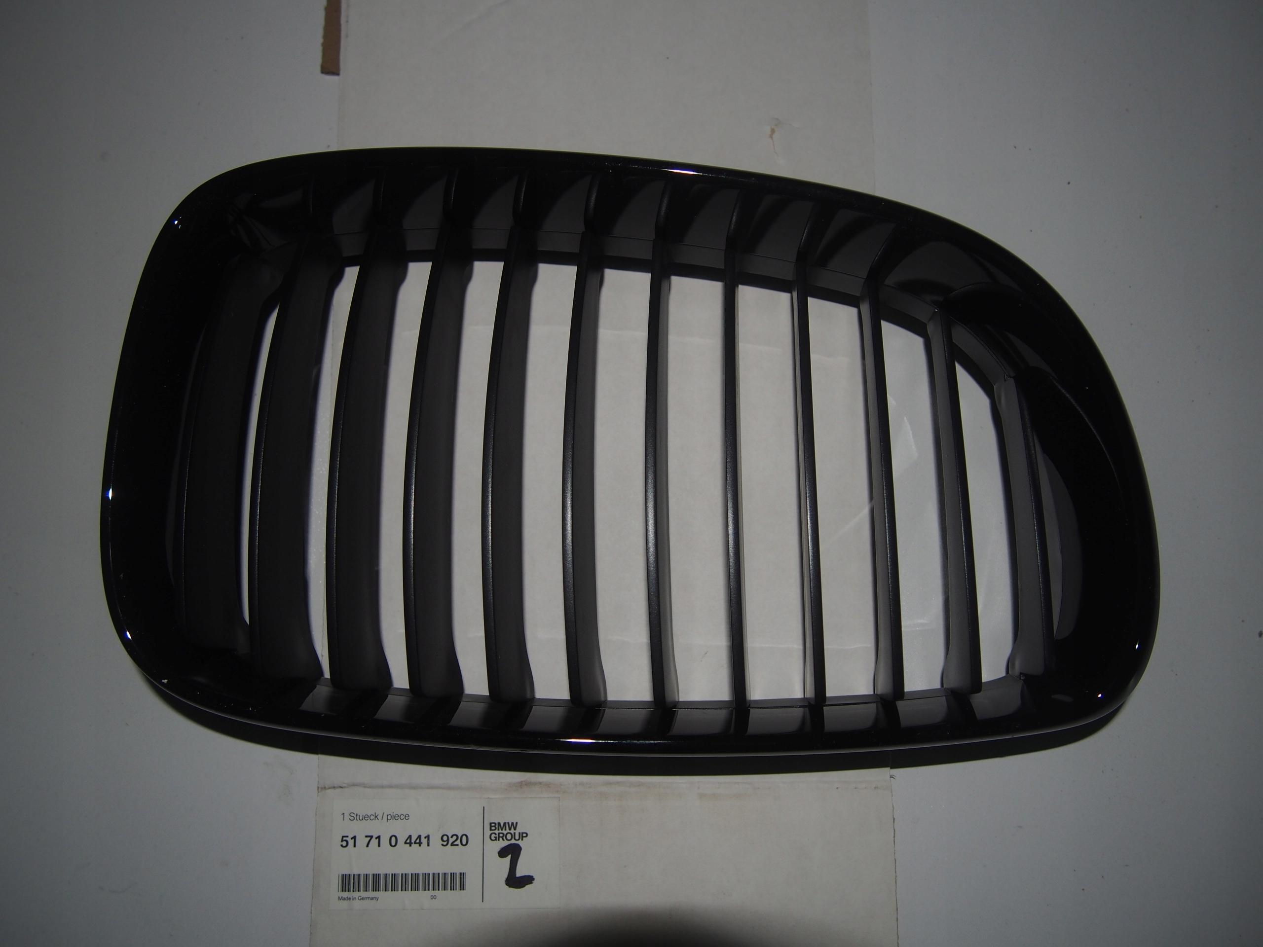 Решетка радиатора П черный BMW E81 E87 0441920
