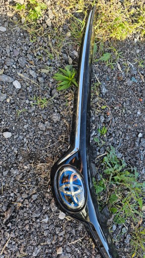 Решітка радіатора Toyota COROLLA E21 емблема під радаром