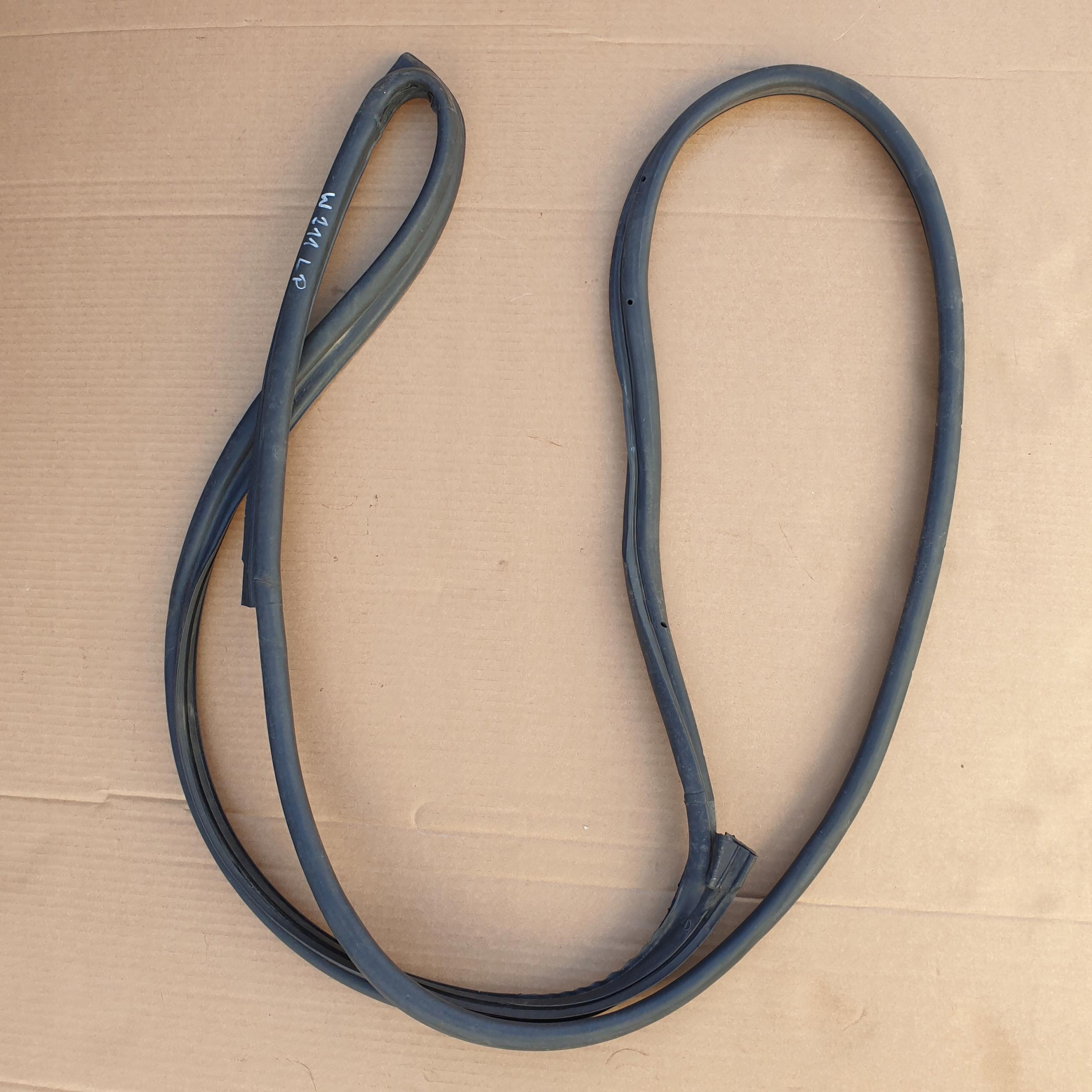 Резиновый уплотнитель двери левый передний MERCEDES E W211